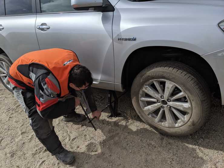 We help change a tire